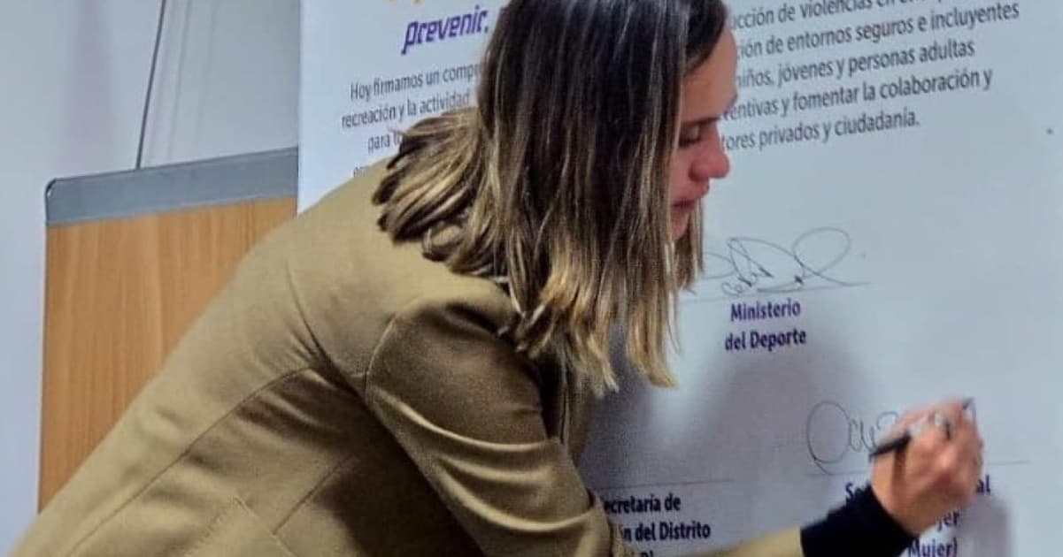 Secretaria Laura Tami durante firma del pacto contra el acoso en parques