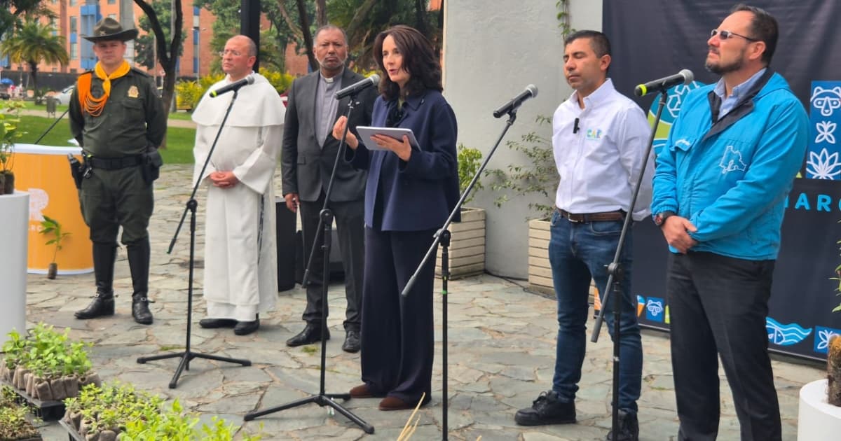 Foto de autoridades ambientales durante rueda de prensa en Bogotá.