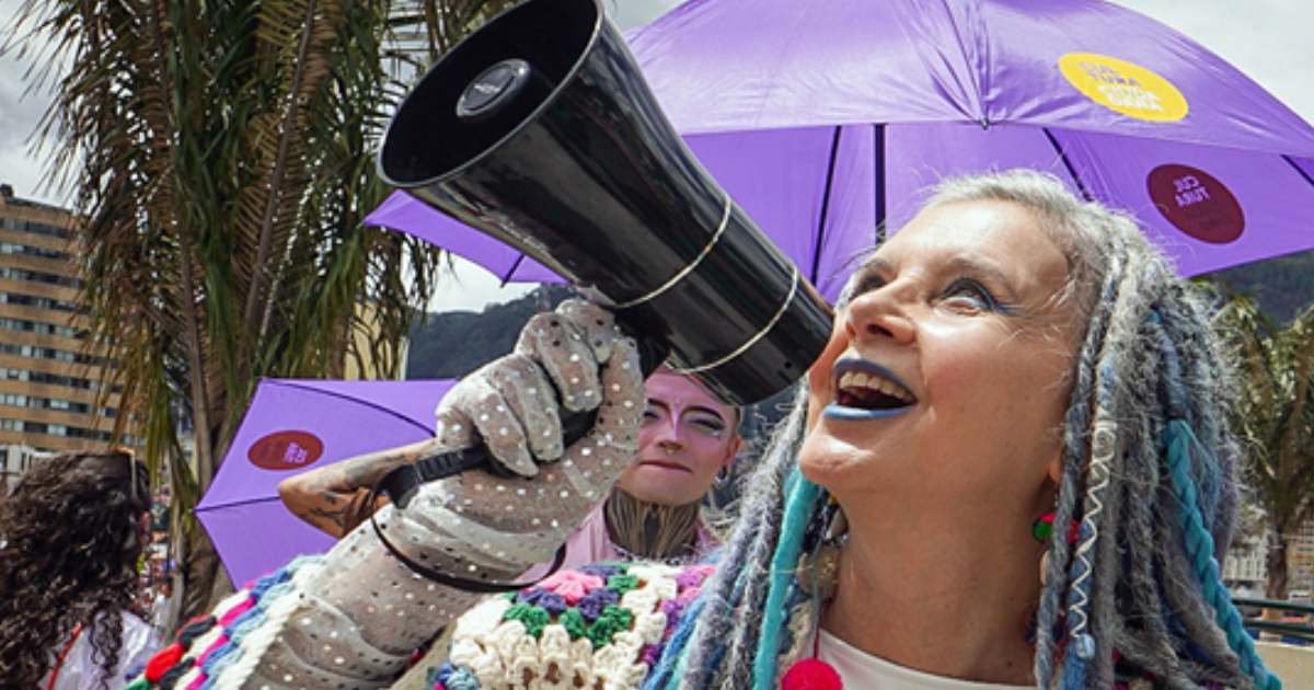 Imagen de una mujer con un megáfono