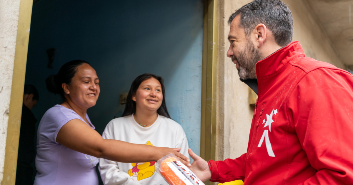 Imagen del alcalde Galán con una beneficiaria del programa de vivienda