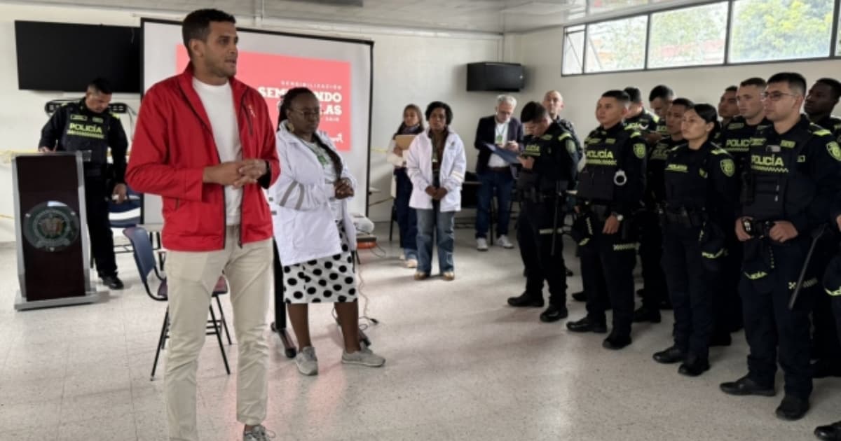 Funcionario de la Secretaría de Gobierno capacitando a la Policía