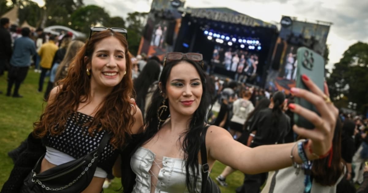 Dos mujeres jóvenes durante evento en Bogotá