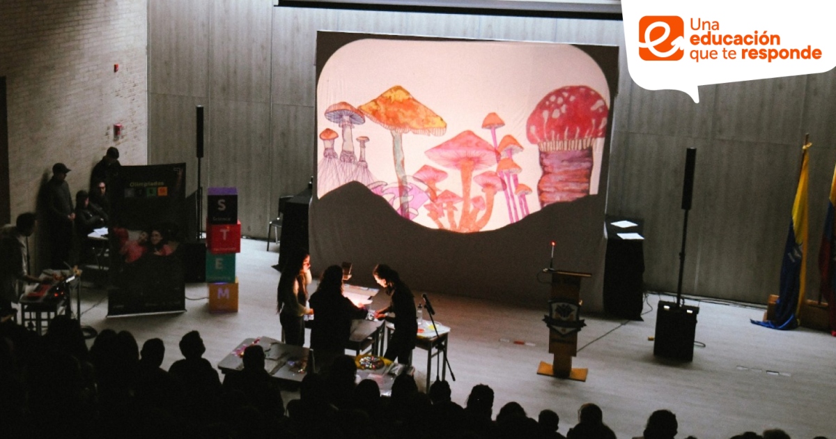 Foto que muestra personas reunidas en un auditorio 