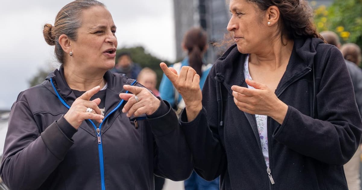 Mujeres conversando en lengua de señas.