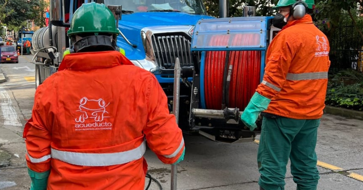 Foto que muestra trabajadores del Acueducto de Bogotá 