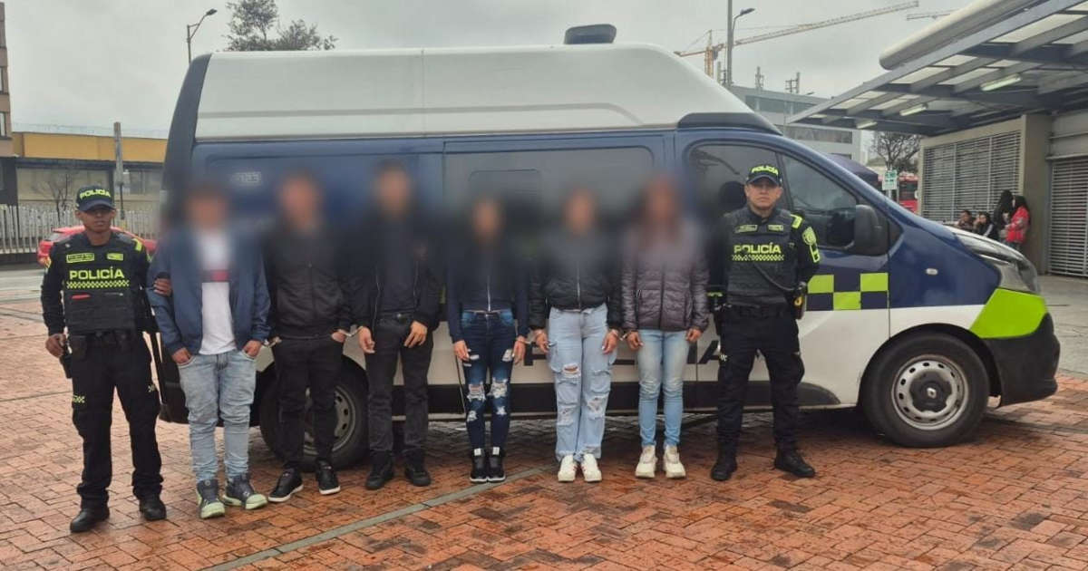 Imagen de los seis capturados y de fondo una patrulla de la Policía