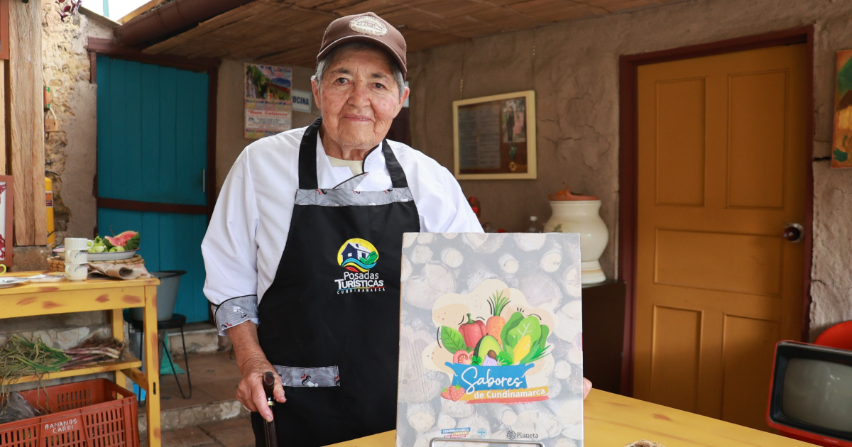 Imagen de una productora posando para foto junto con su producto