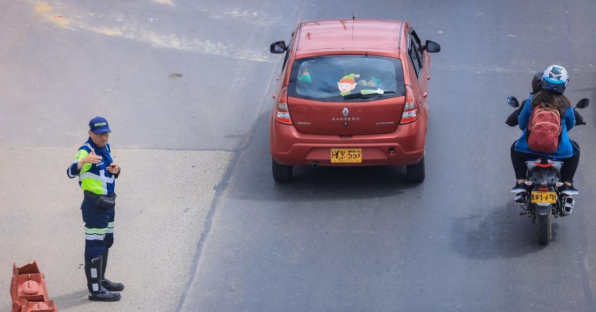 Foto de un agente de tránsito en una vía