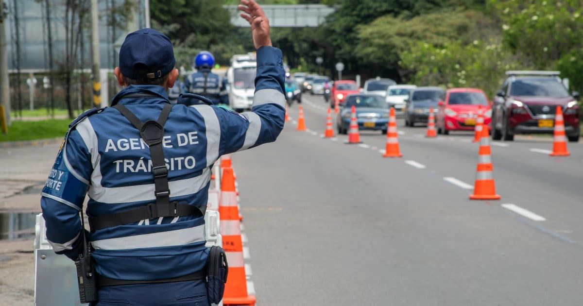 Foto de un agente de tránsito en una vía