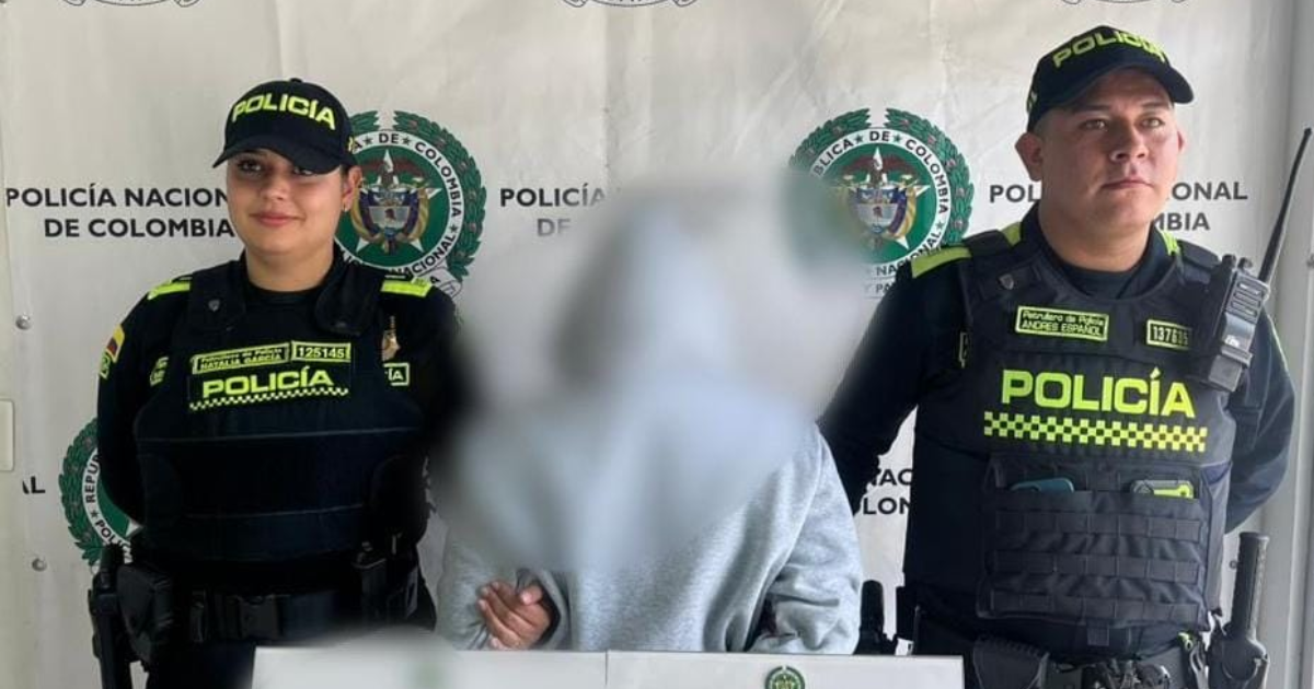 Imagen del capturado junto a dos policías