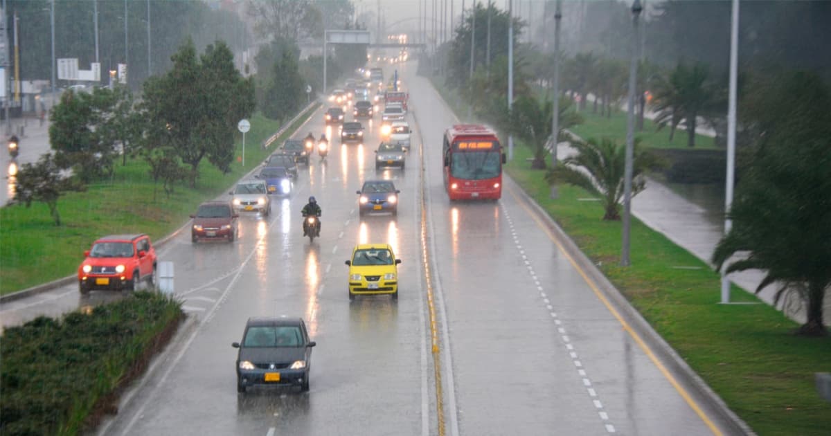 Vehículos transitando en calle de Bogotá
