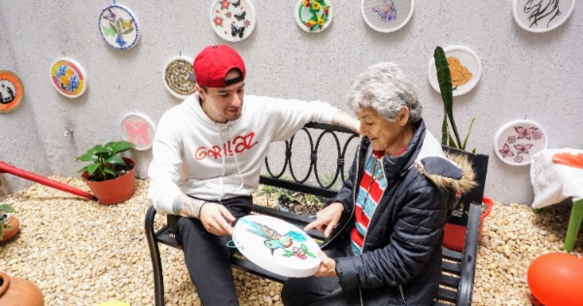 Imagen de un joven junto a una señora persona mayor