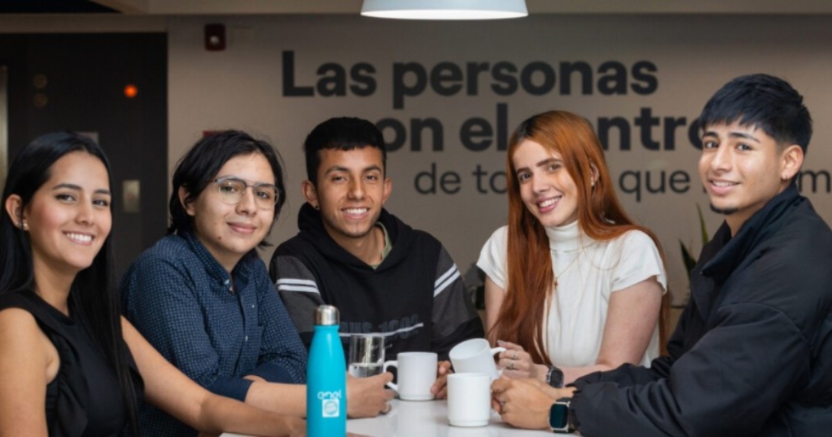 Varias personas sonriendo 