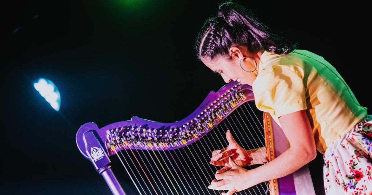 Imagen de mujer tocando arpa