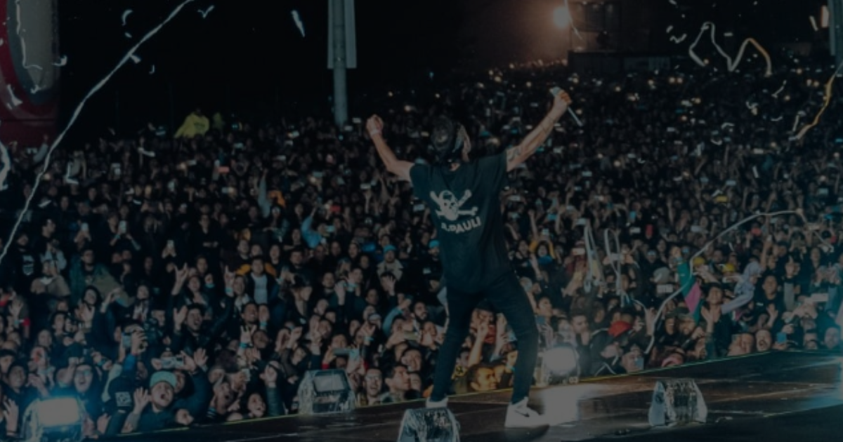 Imagen de un banda de rock en el escenario de un gran concierto en Bogotá.