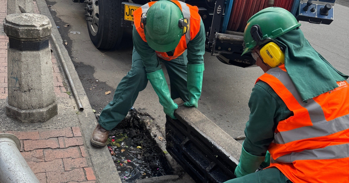 Foto que muestra trabajadores del Acueducto de Bogotá