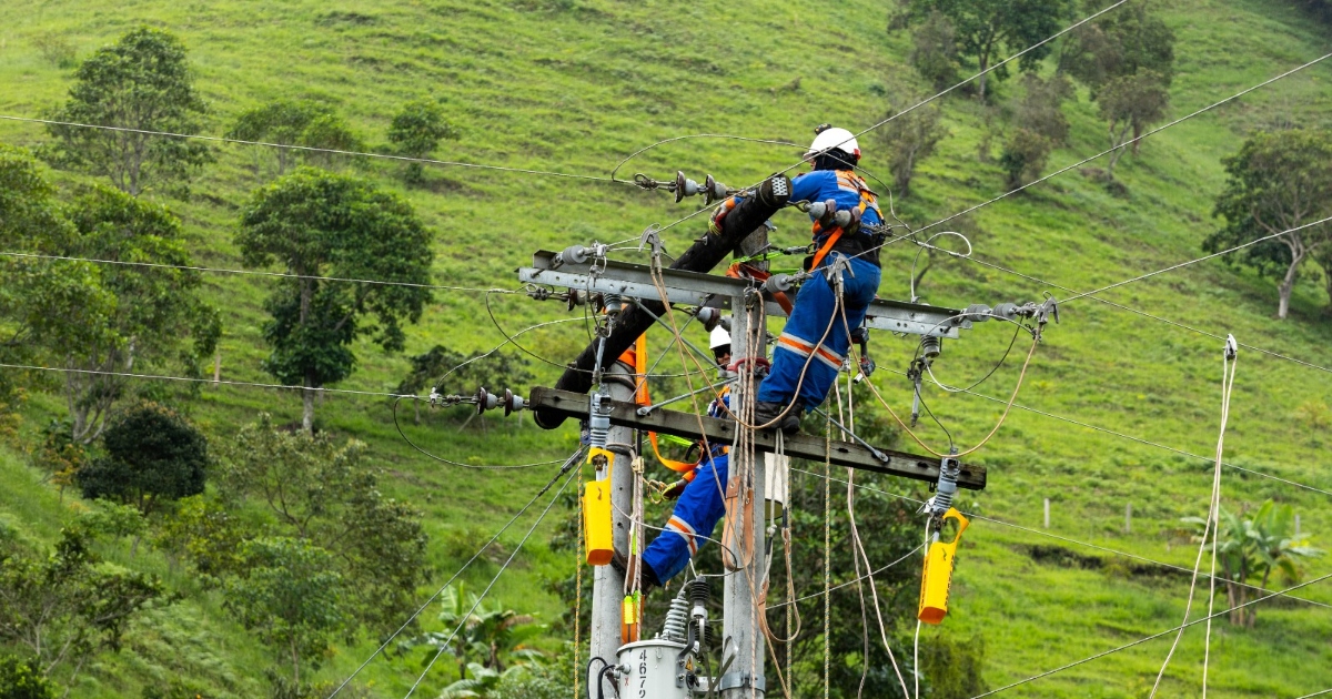 Foto que muestra trabajadores de Enel Colombia 