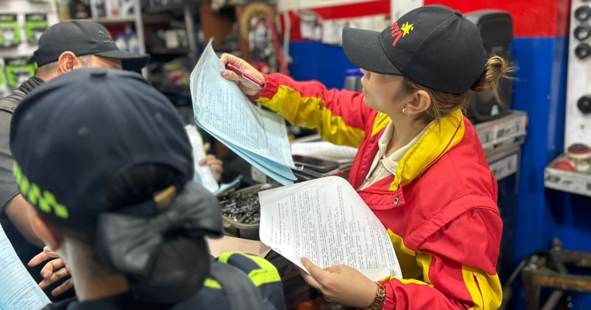 Mujer realiza operativo de control a establecimiento comercial