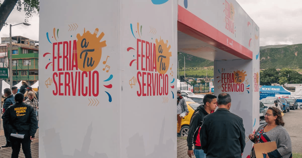 Fotografía de una de las ferias de servicio donde se ve a la ciudadanía ingresando