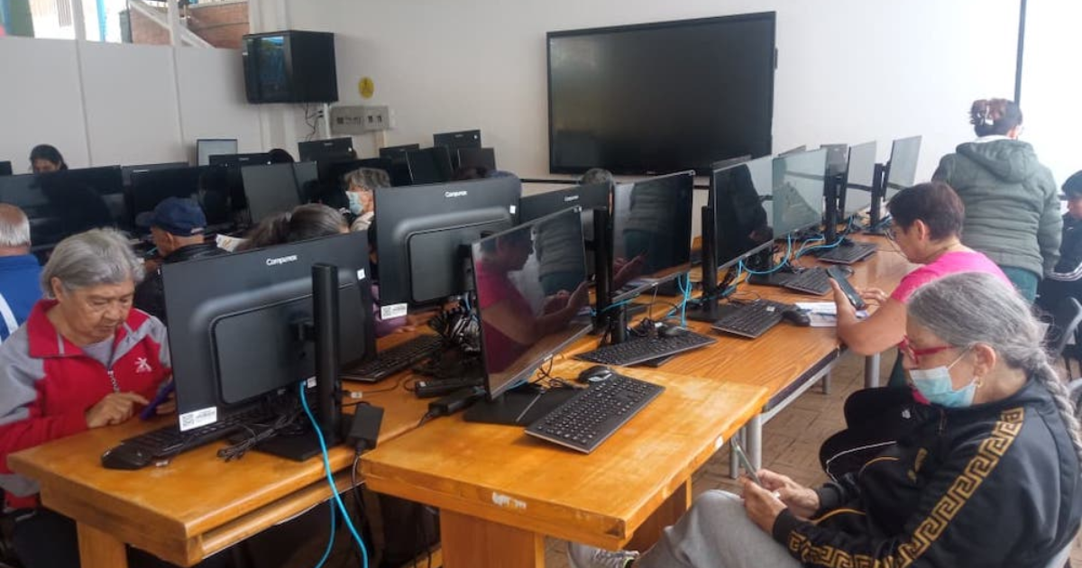 Imagen de adultos mayores en una sala de cómputo 