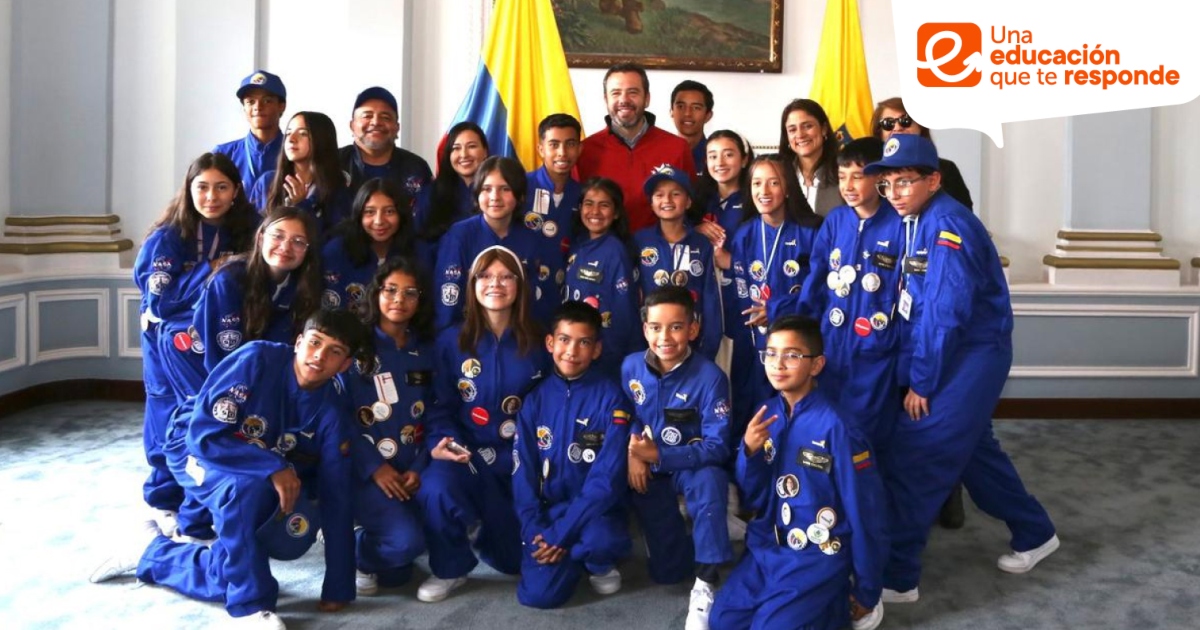 Foto que muestra estudiantes junto con el alcalde Carlos Fernando Galán