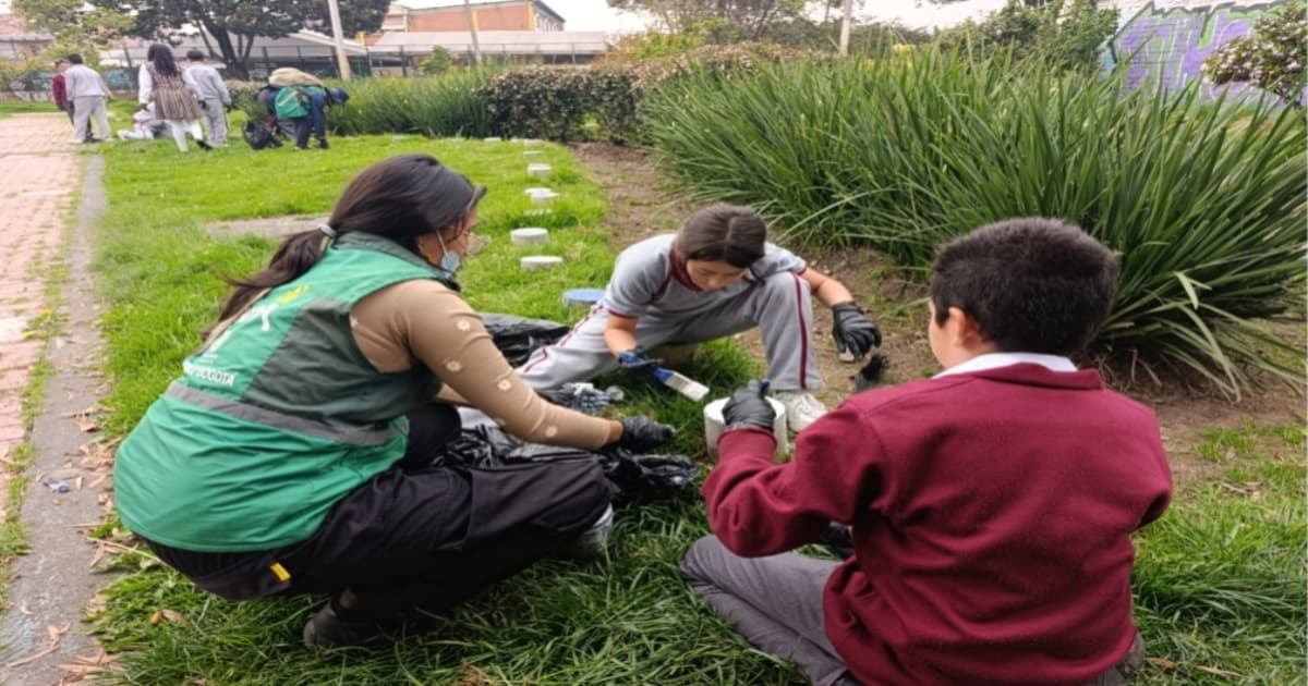 Foto de estudiantes realizan mantenimiento a parque del Sosiego