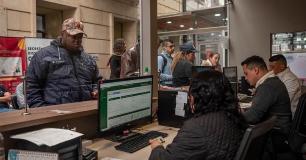 personas realizando trámite ante la Alcaldía de Bogotá