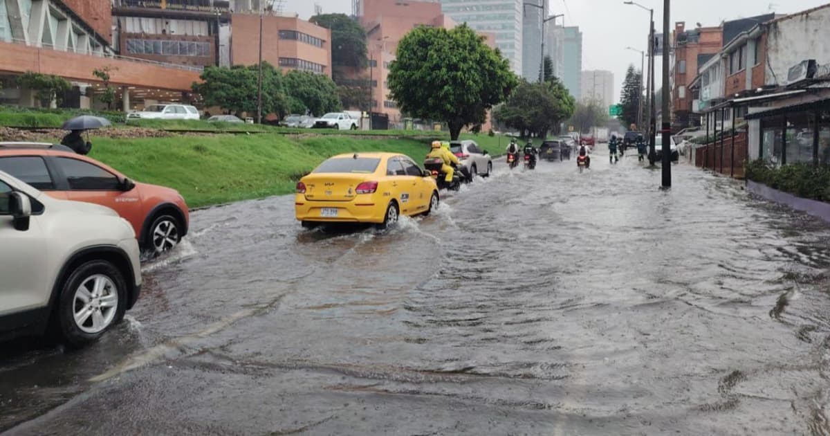 Calle de Bogotá inundada por lluvia