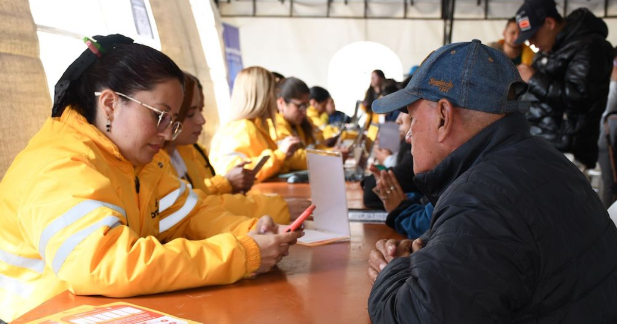 Imagen de una funcionaria atendiendo a un señor