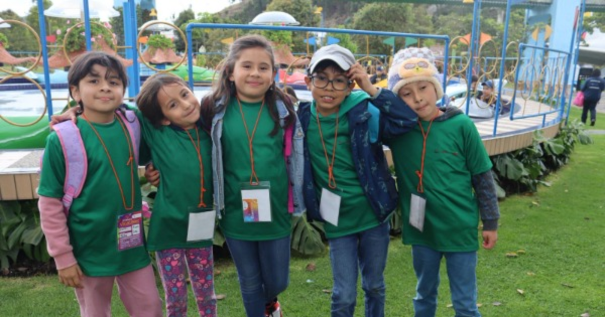 Imagen de niños y niñas posando para la foto