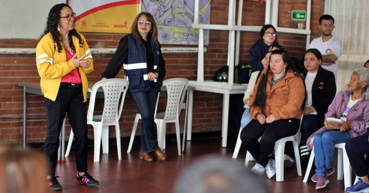 Imagen de una funcionaria hablando en una clase