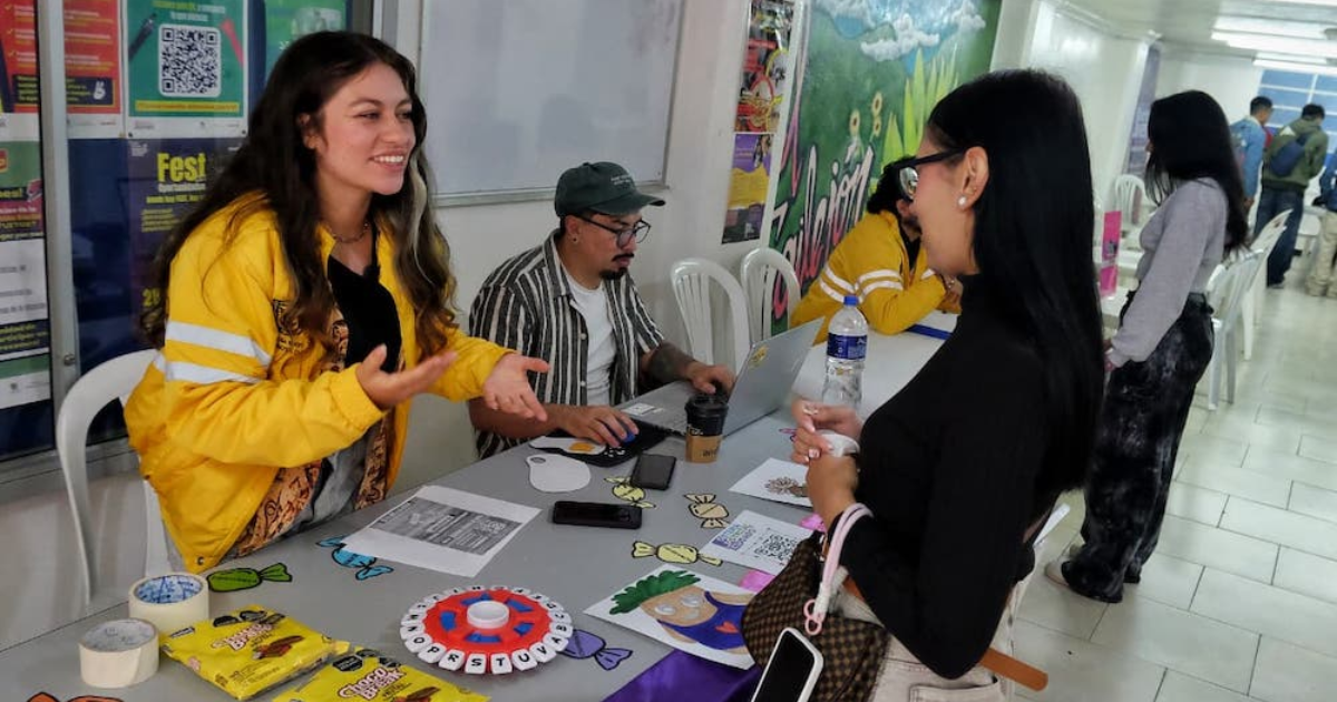 Imagen de una joven siendo atendida por una funcionaria durante el festival
