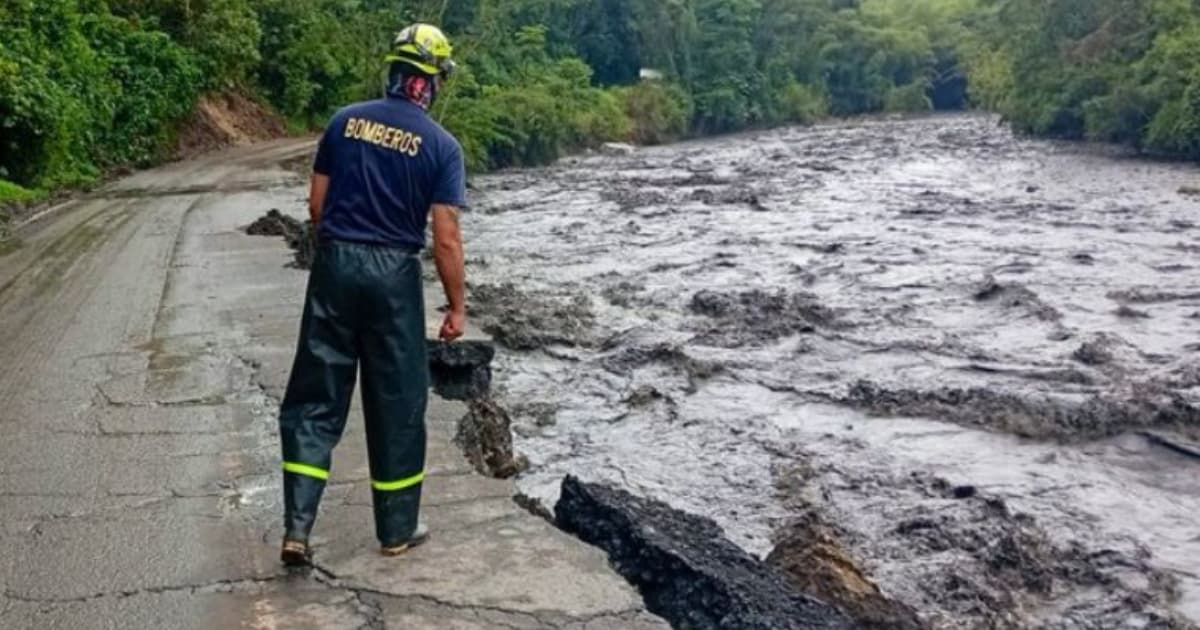 Una persona del Cuerpo Oficial de Bomberos revisando una inundación