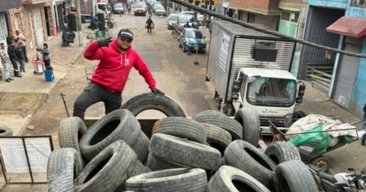 Funcionario del Distrito durante la 'Llantatón', recogiendo llantas abandonadas en espacio público.