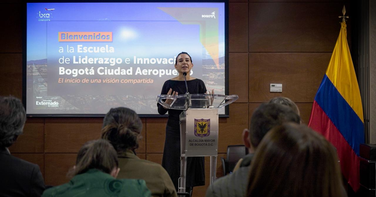 Imagen de la secretaria de Planeación hablando en público