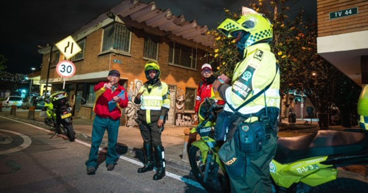 Imagen de un policía con gestores de convivencia