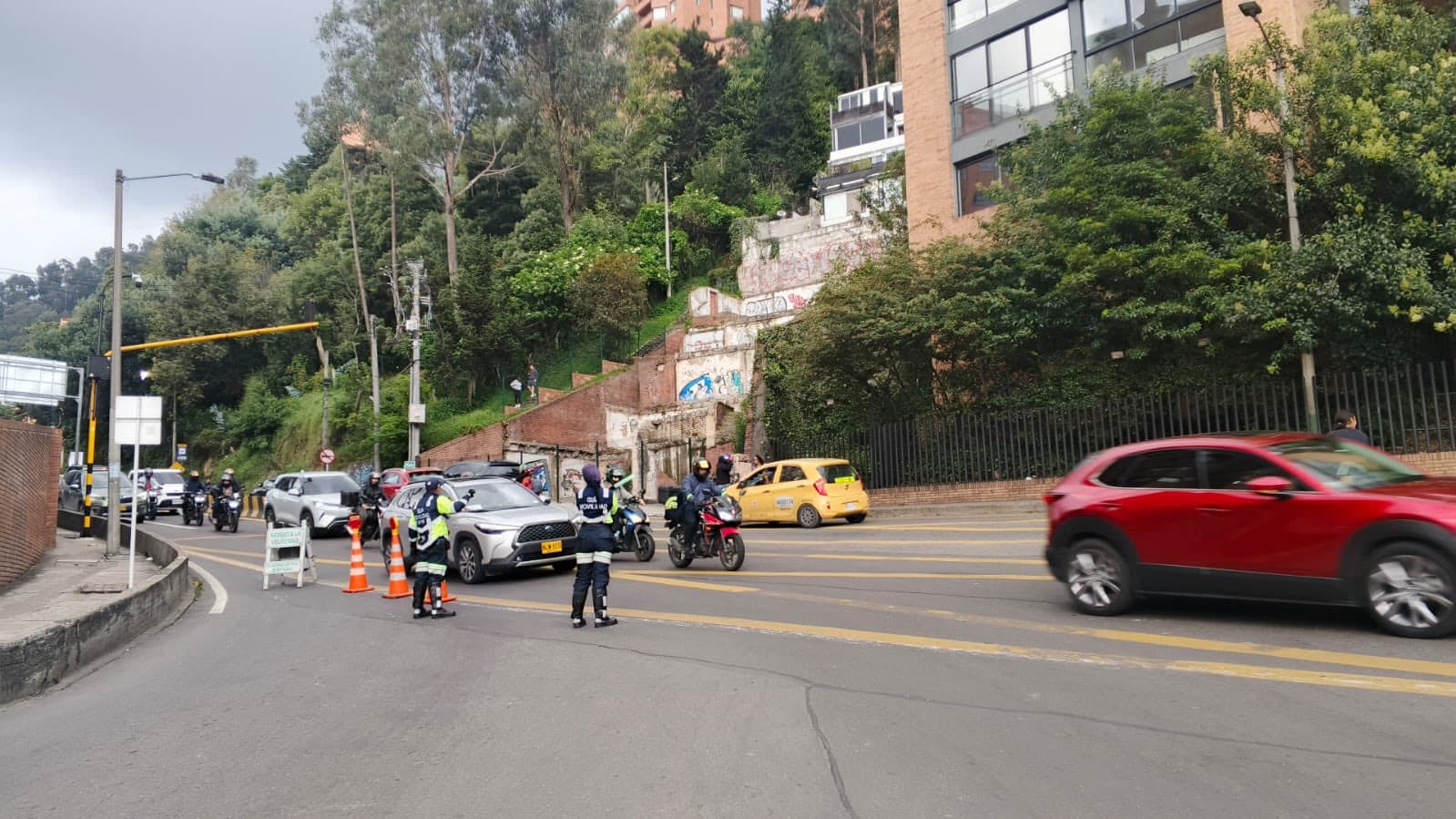 Foto de agentes de tránsito en una vía