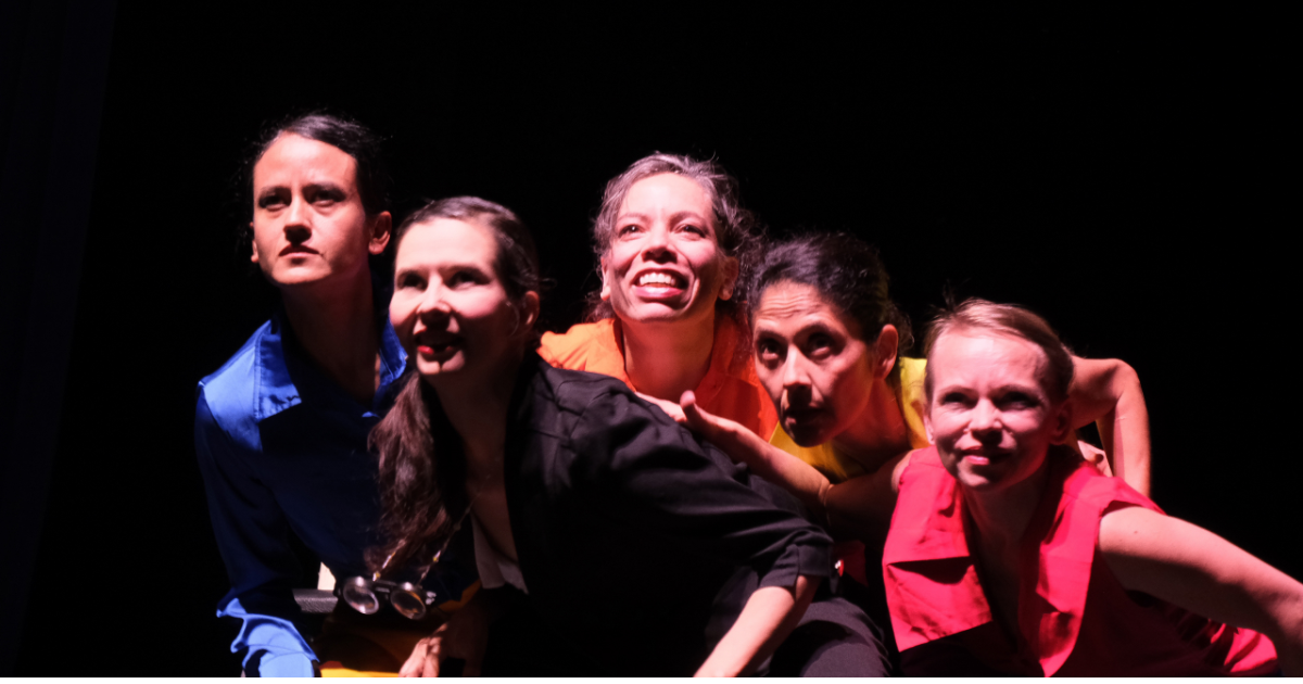 Imagen de las protagonistas de la obra en escena.