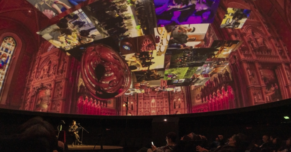 Imagen de personas en un salón durante el trabajo de campo para presentar las memorias.