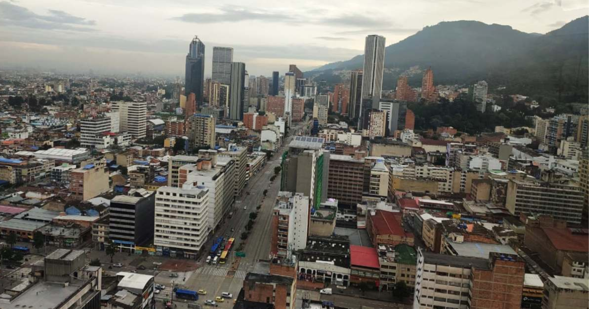 Imagen panorámica de Bogotá en la que se aprecia un día opaco.