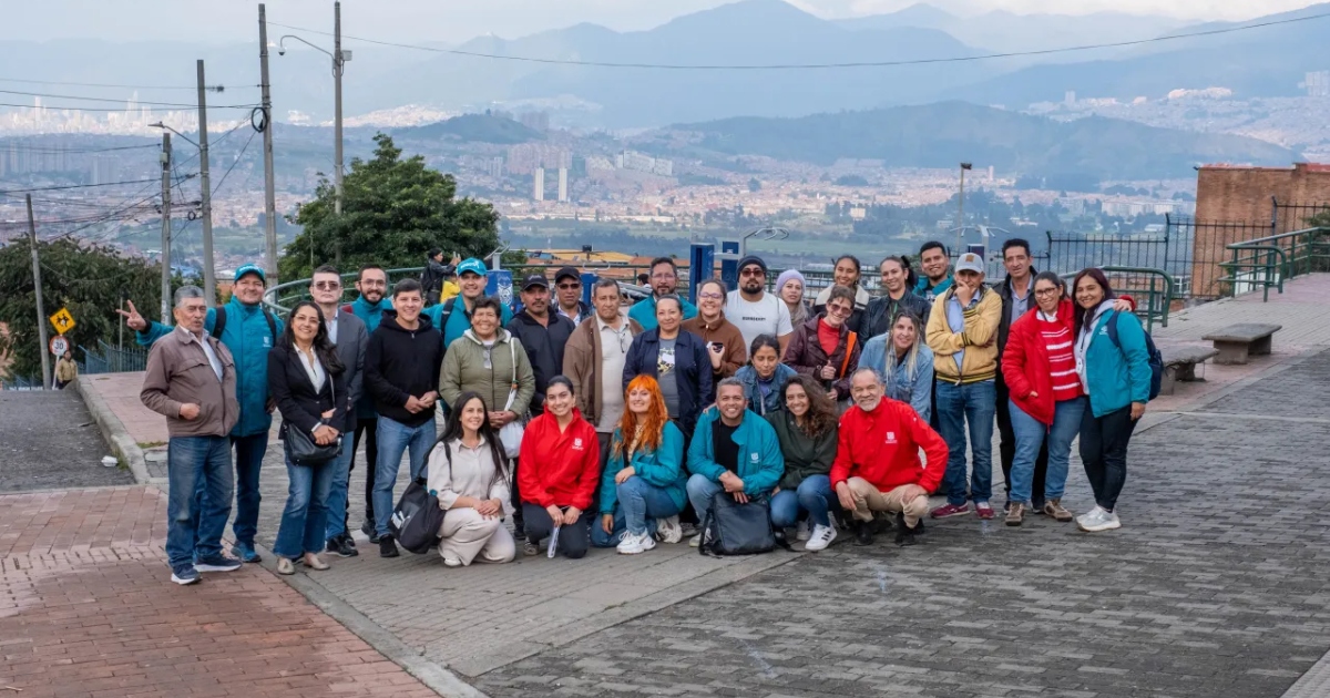 Foto que muestra personas reunidas