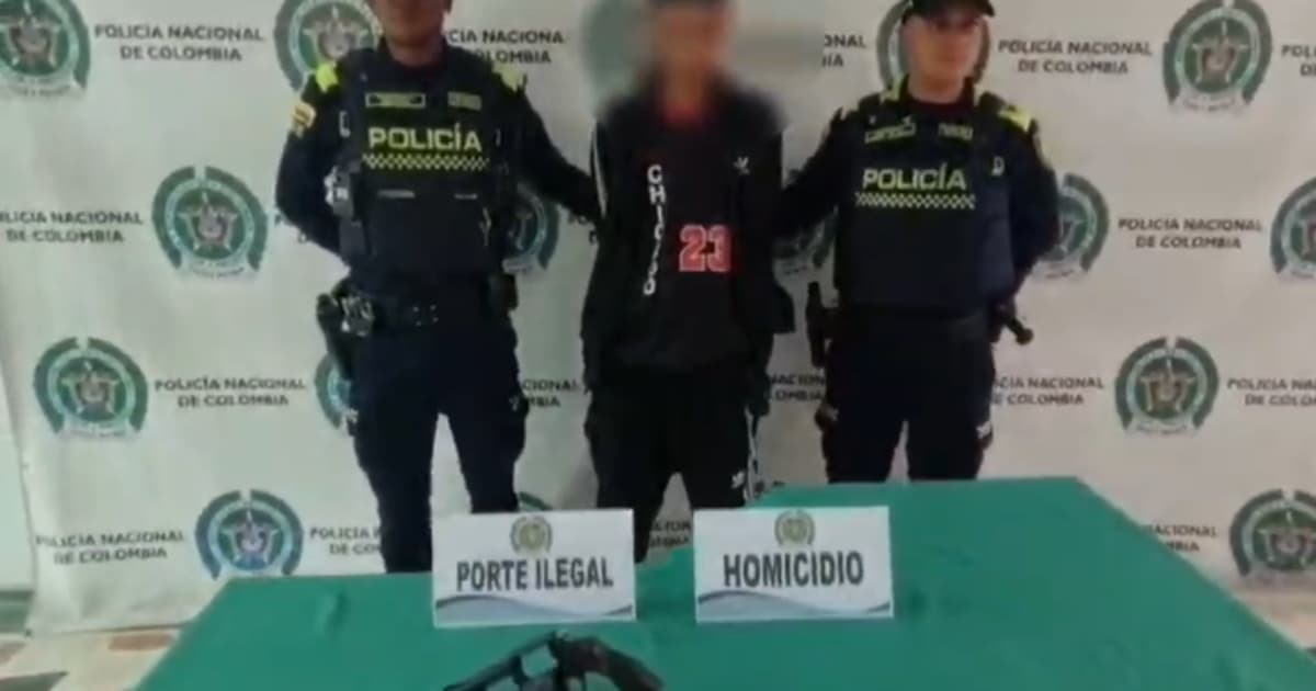 Persona capturada con dos policías