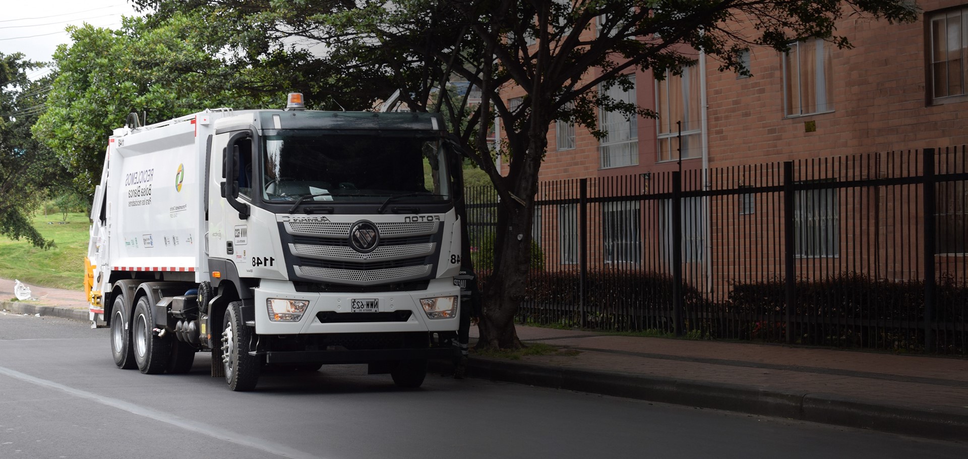 Fotografía de camión recolector de basura