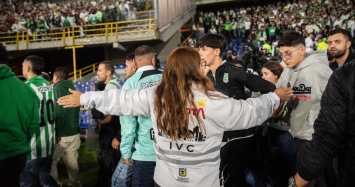 Foto de Gestores de Diálogo junto a hinchas durante un partido en estadio El Campín de Bogotá.