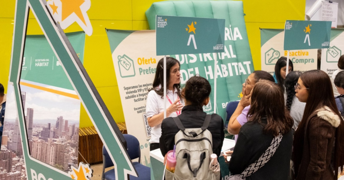 Foto que muestra personas reunidas en una feria de vivienda en Bogotá.