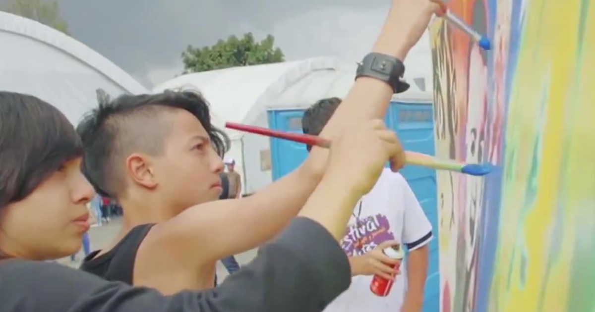 Imagen de varios niños en taller de artes.