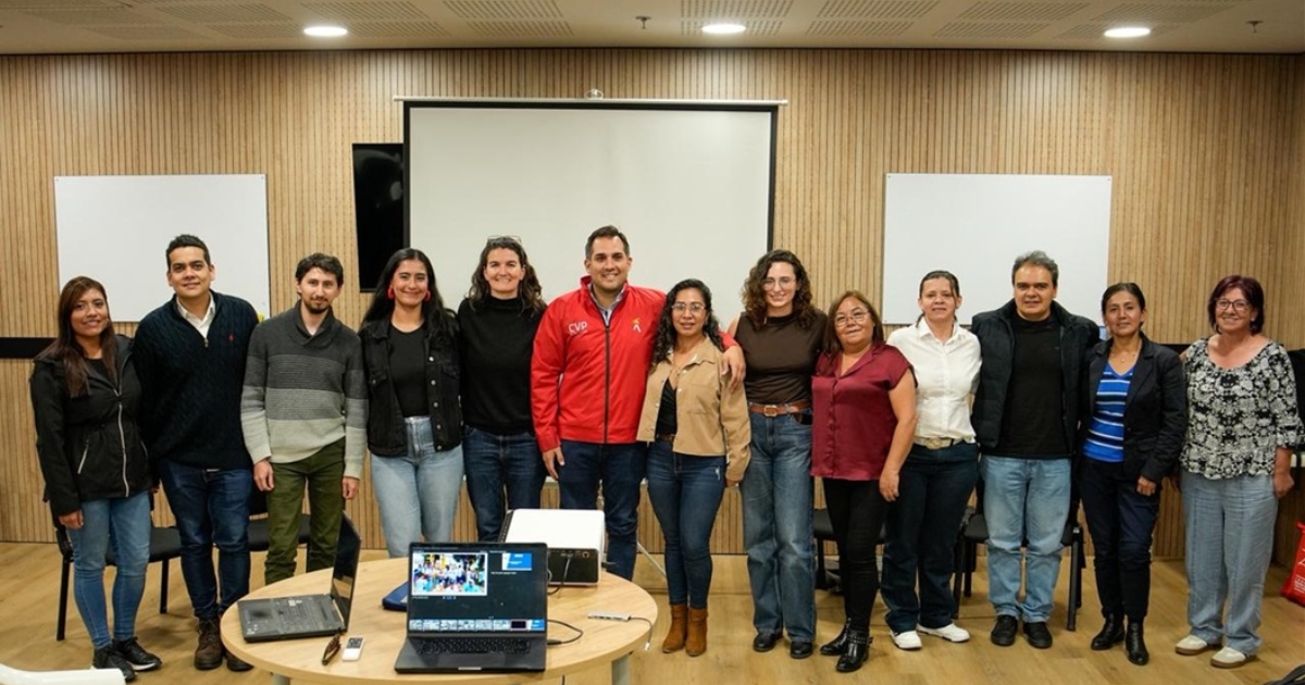 Foto que muestra personas sonriendo