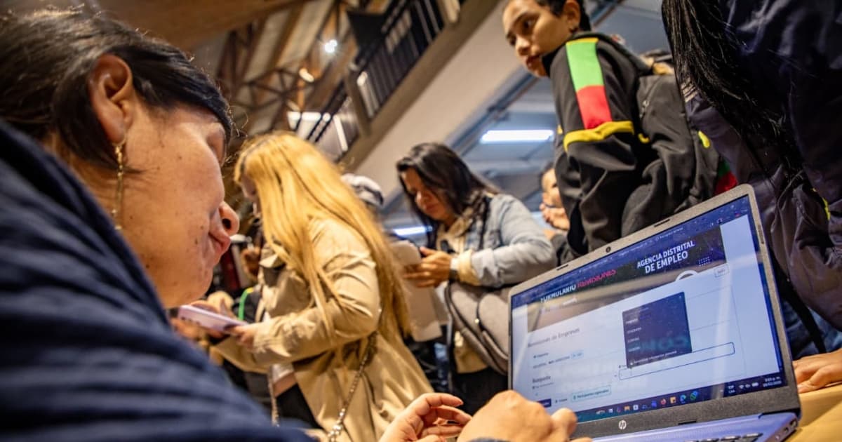 Foto de mujeres accediendo a una de las ferias de empleo de la Agencia Distrital de Empleo de Bogotá.