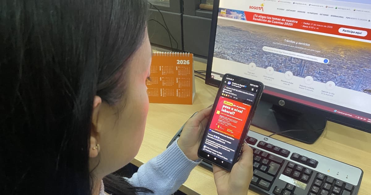 Foto de una mujer consultando en su celular el canal de WhatsApp Empleo en Bogotá.