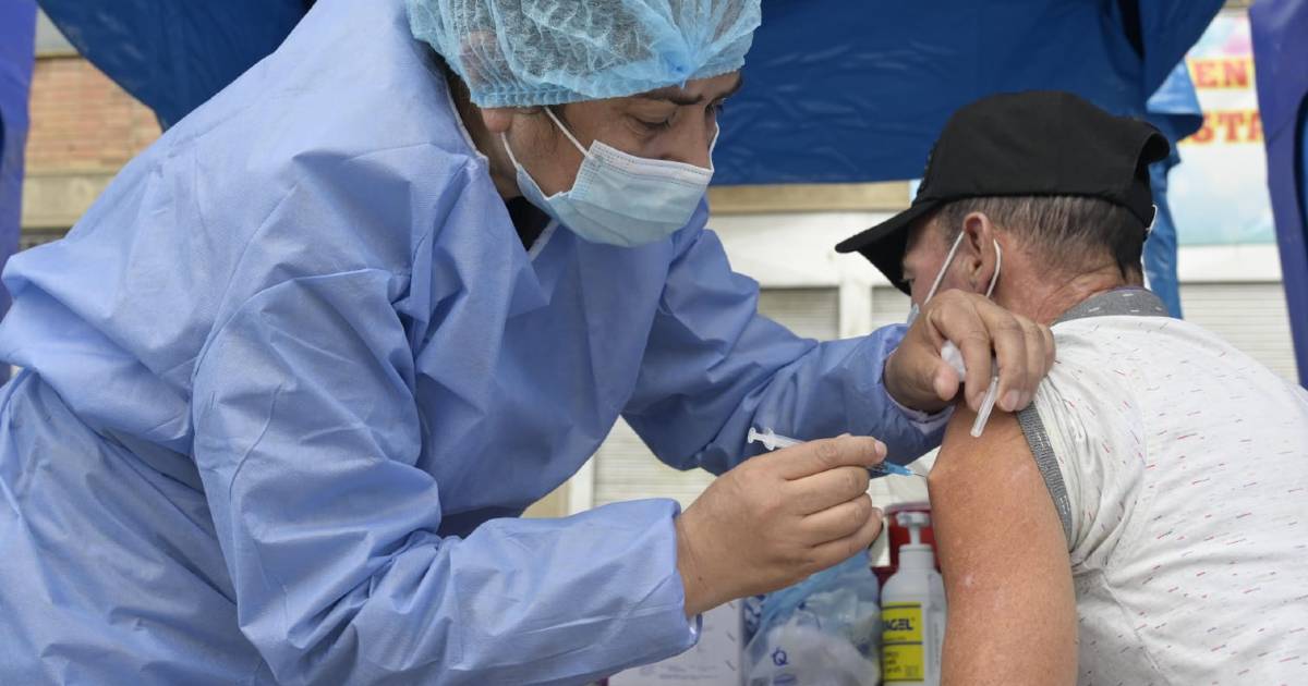 Foto que muestra una persona colocando una vacuna 